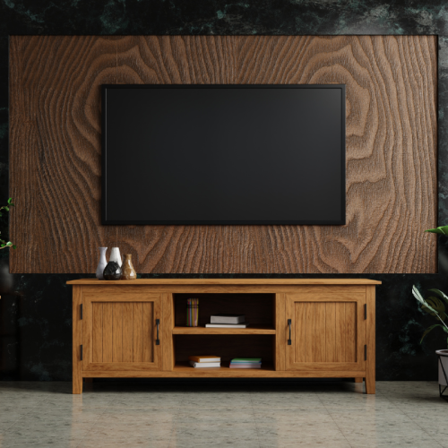 Een minimalistische woonkamer heeft een breedbeeld-tv aan de muur met een groot houten paneel als achtergrond. Daaronder staat een houten tv-standaard met verschillende boeken en kleine decoratieve items. De kamer is elegant eenvoudig met een gepolijste vloer en een paar planten aan de zijkanten.