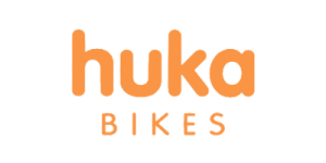 Oranje logo met de tekst "huka" in kleine, vette, ronde letters boven het woord "BIKES" in kleinere, hoofdletters. De achtergrond is wit, wat doet denken aan het schone canvas van een schilder.