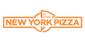 Logo van "The Original New York Pizza" in oranje tekst. De woorden "New York Pizza" zijn omsloten door een rechthoekig frame, terwijl de zin "The Original" elegant is geplaatst in een pizzapuntpictogram boven "New York", wat doet denken aan de aandacht voor detail van schilders.