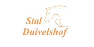 Op de afbeelding is een oranje omtrektekening van een paardenhoofd te zien boven de woorden "Stal Duivelshof" in een cursief lettertype, wat doet denken aan de kunst van klassieke schilders.