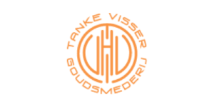 Een rond oranje logo met de verweven letters "TV" in het midden. Rondom de letters staat de tekst "TANKE VISSER GOUDSMEDERIJ". Het gedurfde, moderne lettertype en het strakke, symmetrische ontwerp roepen een gevoel van artisticiteit op dat vergelijkbaar is met dat van bekwame schilders.